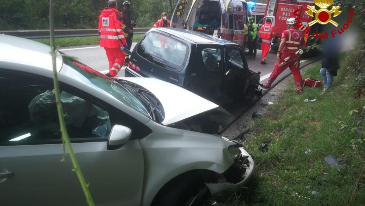 Violento scontro tra due auto a Cedarchis: 5 feriti, anche un 14enne - 