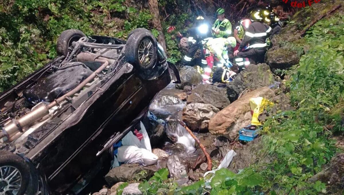 Volo di 20 metri con l'auto nel torrente: complesse operazioni di soccorso - 