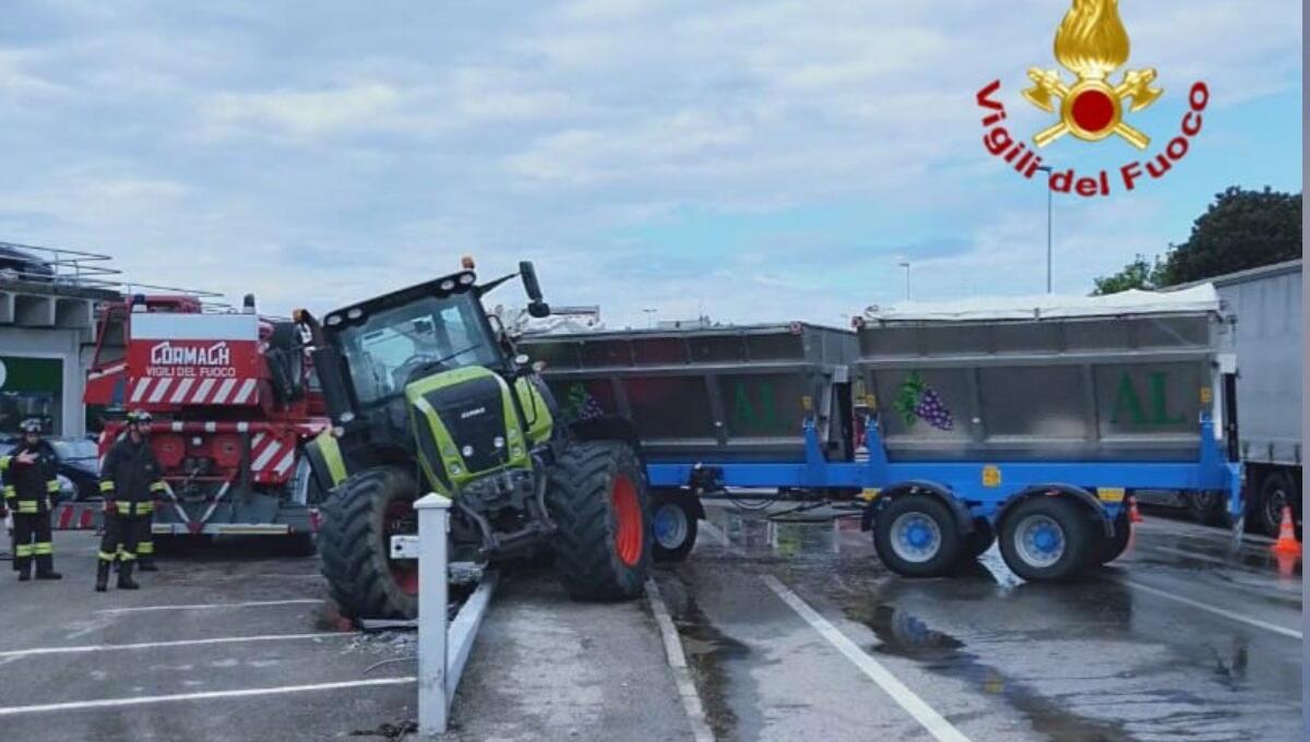 Mezzo agricolo carico di uva si ribalta sulla SS13 Pontebbana a Pordenone - 