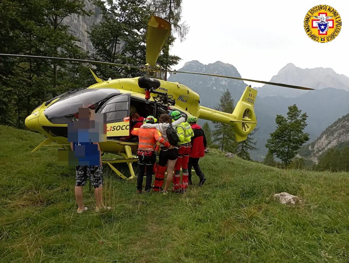Cicloescursionista cade lungo la discesa e il mezzo, una bici assistita, gli finisce addosso: ferito - 