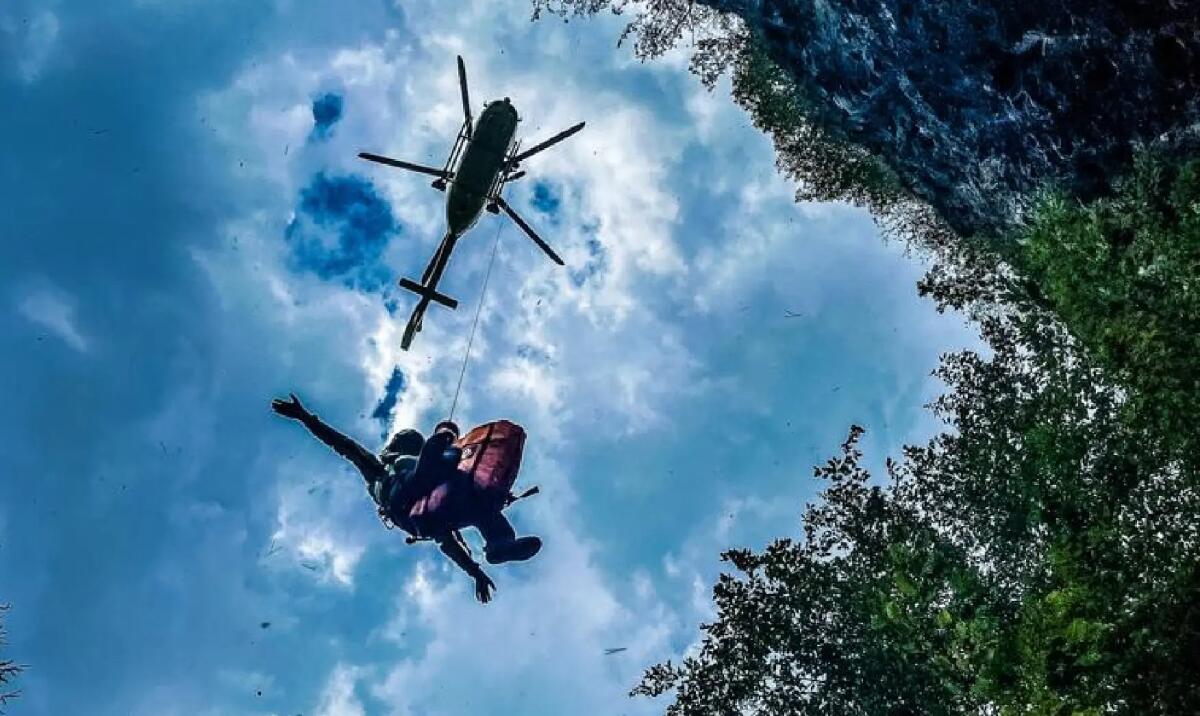 Freeclimber perde l'appiglio e finisce a terra sbattendo la testa su una ceppaia: soccorso - 