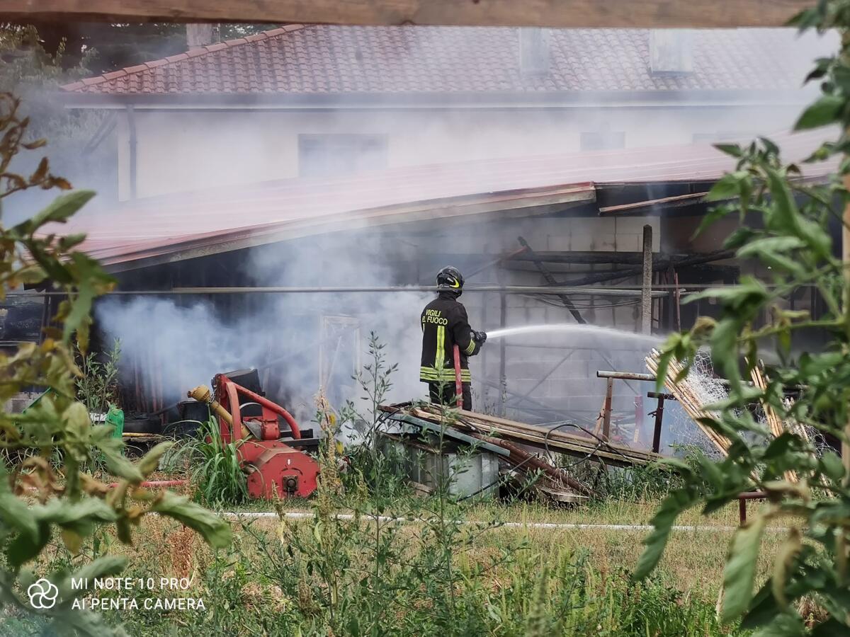Grave incendio ad Alnicco di Moruzzo: brucia un deposito di attrezzi e macchinari - 