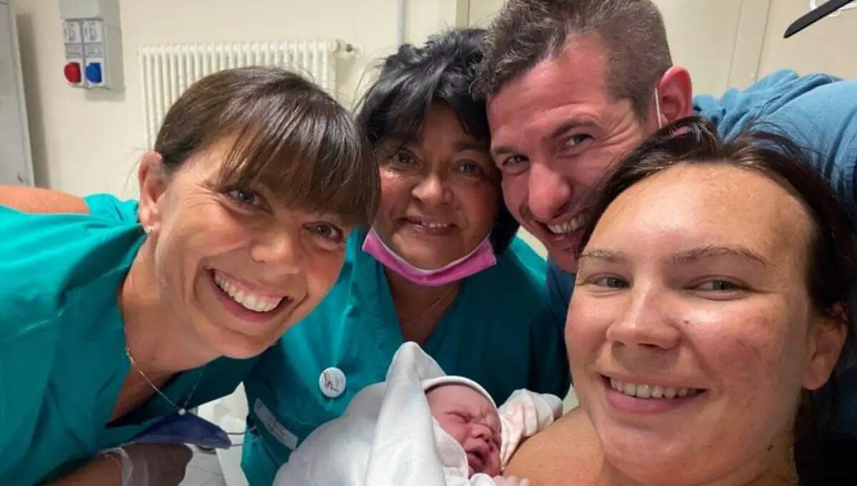 Riccardo ha fretta di  venire al mondo, nasce nello spogliatoio dell'ospedale - 