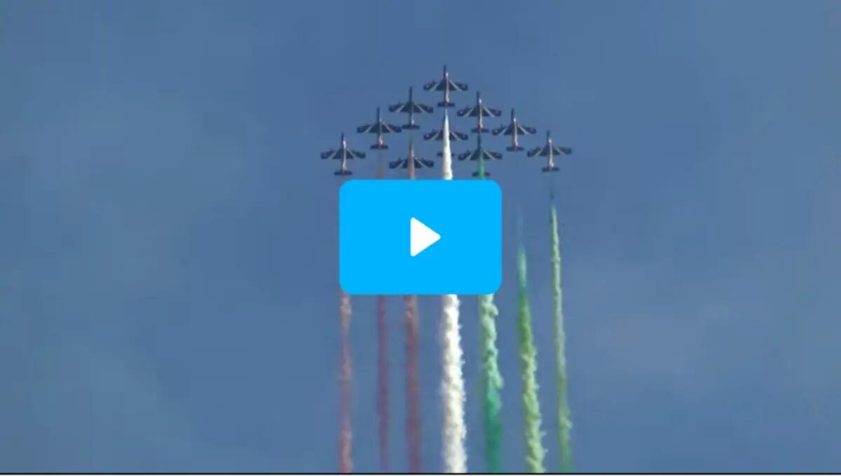 Le Frecce Tricolori dipingono il cielo di Jesolo - VIDEO - 