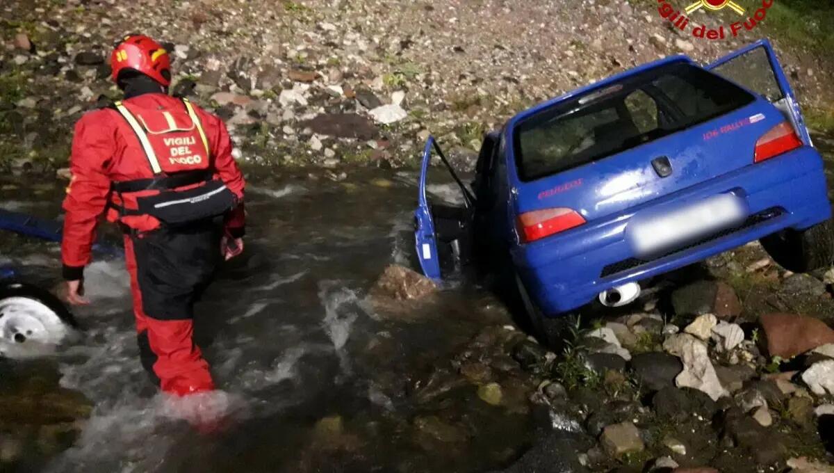 Finiscono con l'auto nel greto del torrente: soccorsi 3 giovani - 