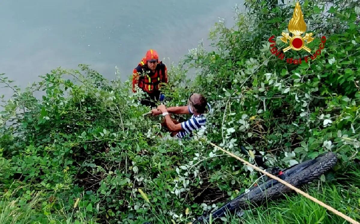 Cade dall'argine con la bici per alcuni metri e finisce tra i rovi: soccorso 71enne - 