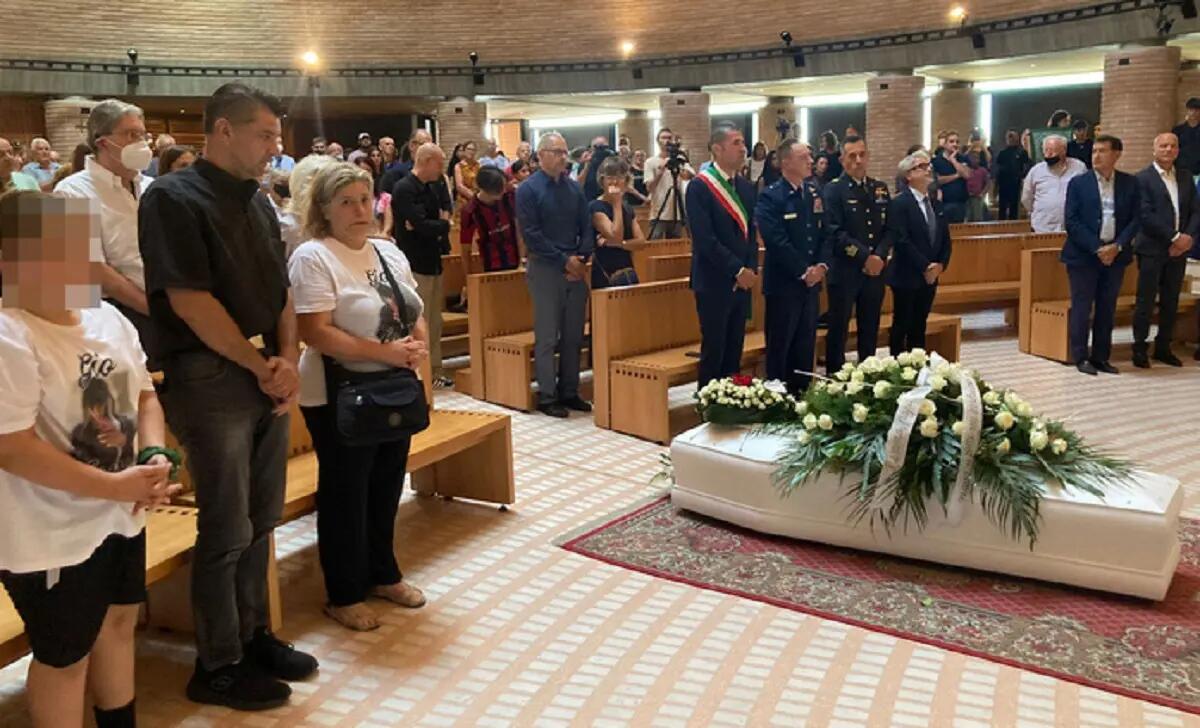 Tragedia di Porcia, folla ai funerali per l'ultimo saluto a Giovanni Zanier - 