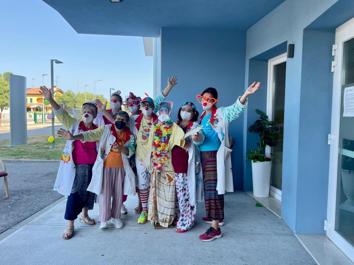 Clown strappano un sorriso agli anziani nella residenza "San Martino" di Torre di Mosto - 