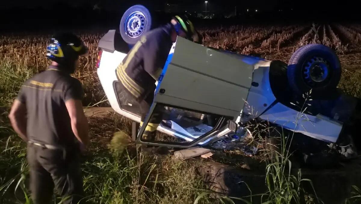 Finiscono fuori strada con la Panda che si ribalta: morto 21enne, grave passeggero - 