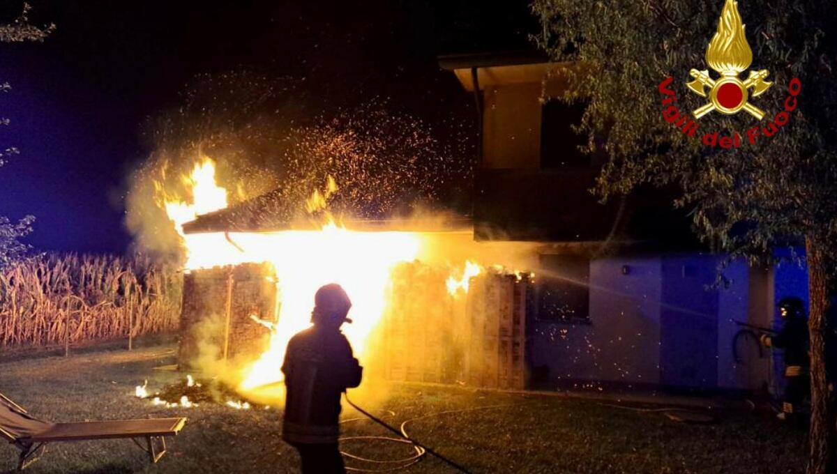 Violento rogo brucia tre auto e bancali di legna in un'abitazione: danni ingenti - 