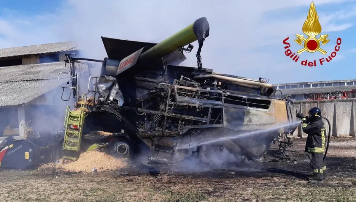 A fuoco una mietitrebbia, colonna di fumo visibile da molto lontano - 
