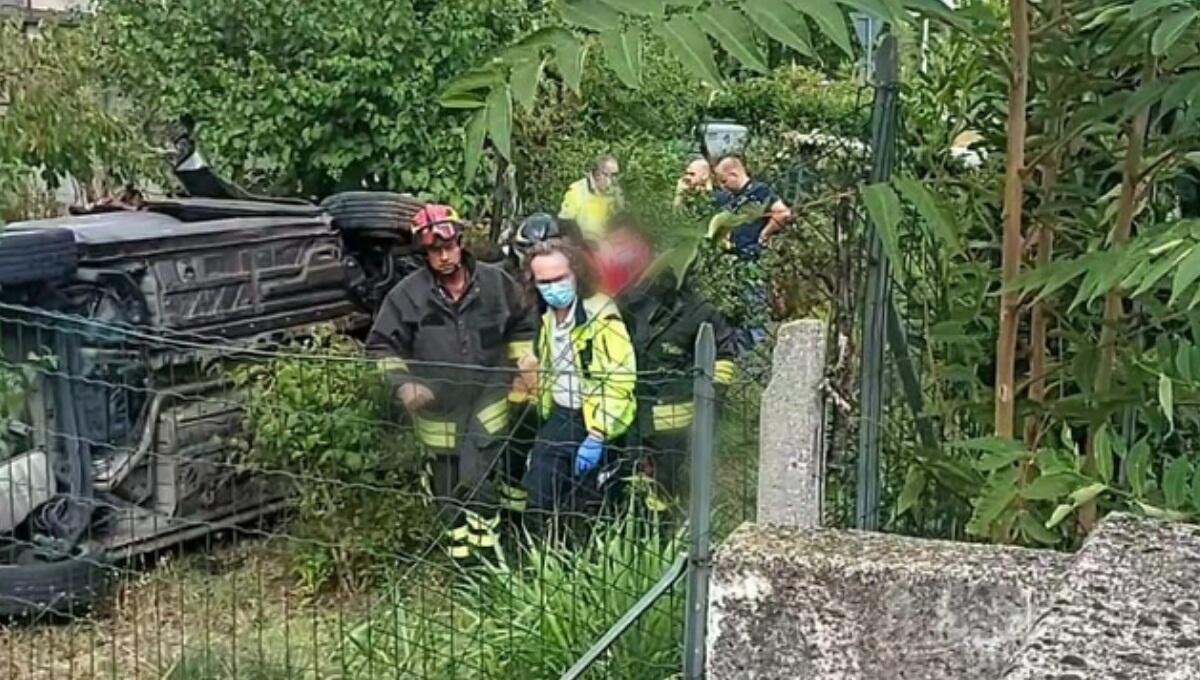Sbanda con l'auto e finisce ruote all'aria dentro a un giardino - 