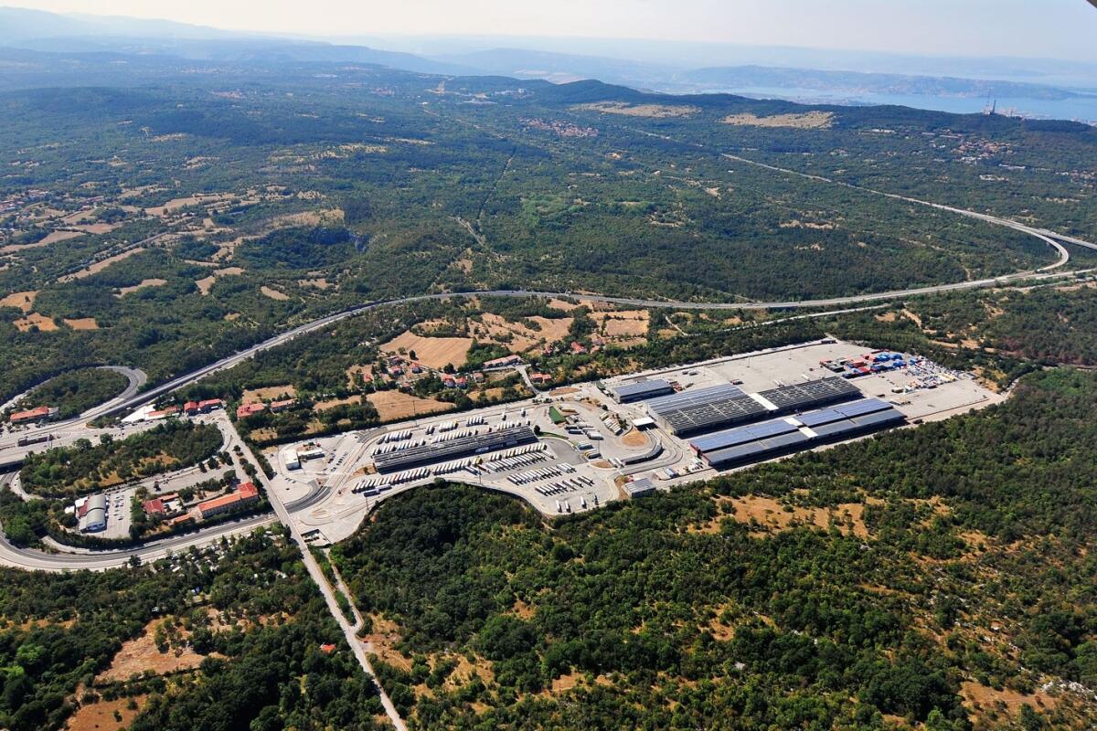 Incidente sul lavoro: operaio schiacciato da un camion, è grave - 