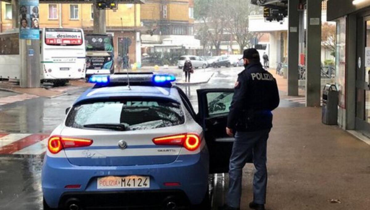 Viola il divieto di avvicinamento all'ex, l'afferra per il collo e la costringe a seguirlo - 