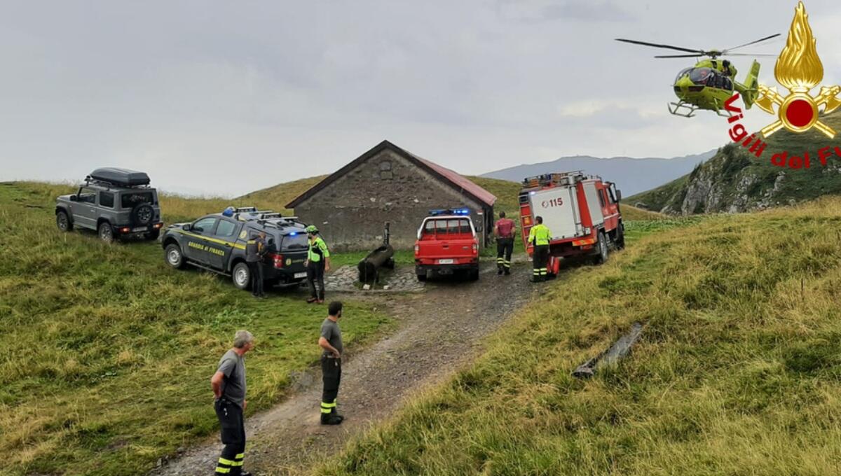 Colpito dalla scarica di un fulmine: 16enne trasferito in elicottero all'ospedale di Udine - 