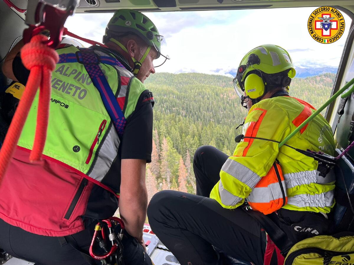Esce in cerca di funghi, colto da malore muore tra le braccia del figlio - 