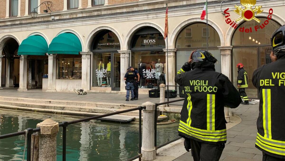 Allarme bomba a San Marco per un trolley incustodito: negozi evacuati e turisti bloccati - 