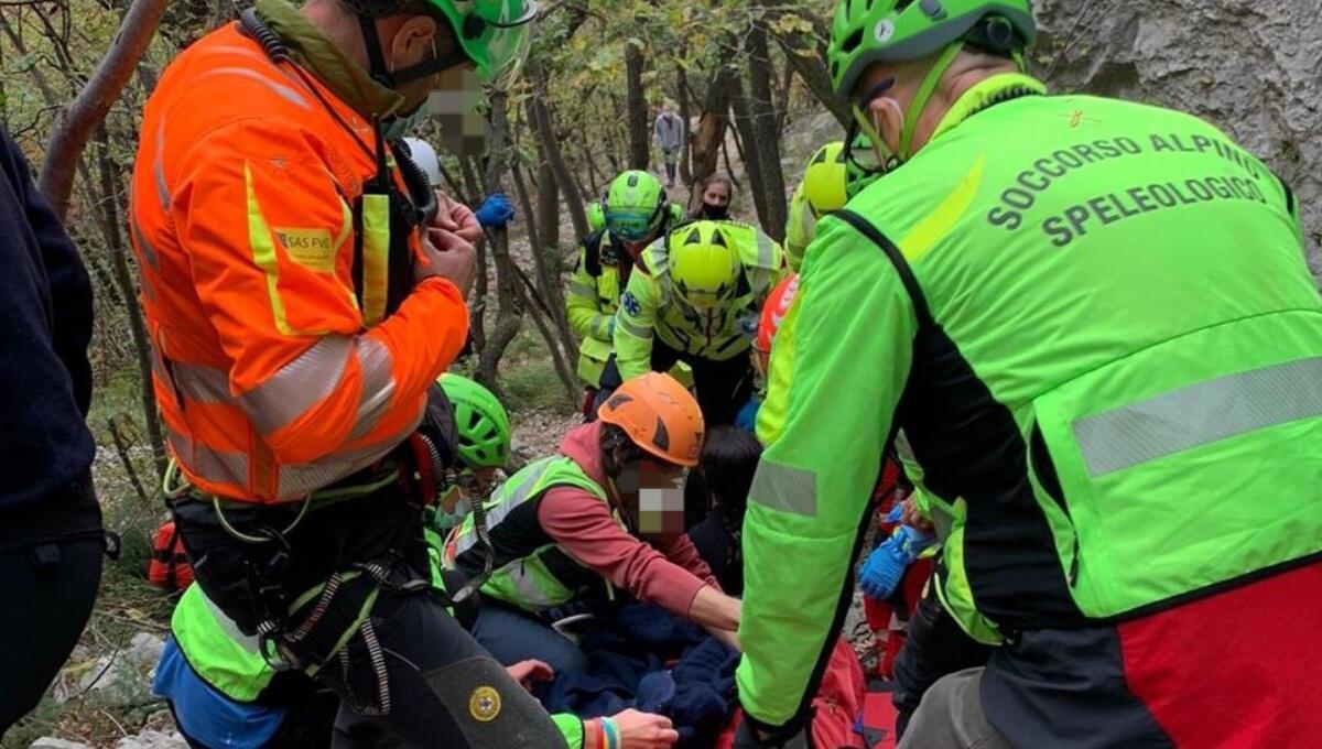 Sviene durante l'escursione: soccorso 83enne di Paularo - 