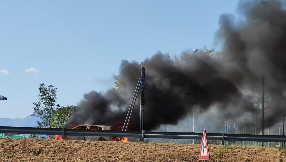 Auto a fuoco in tangenziale: alta colonna di fumo scuro - 