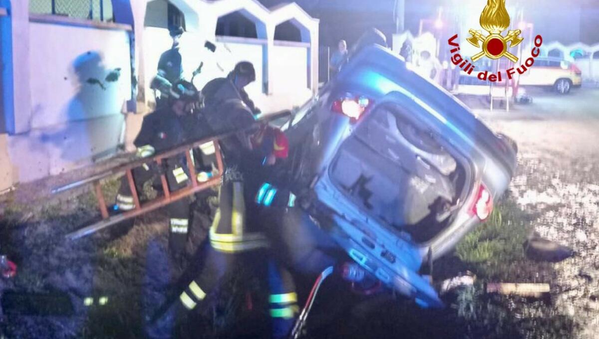 Perde il controllo dell'auto e finisce ribaltato nel fossato: 2 feriti - 