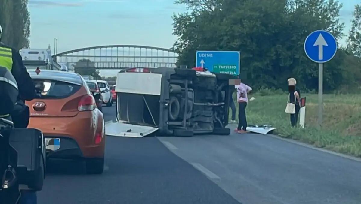 Inversione a "U" in tangenziale, 85enne provoca un grave incidente - 