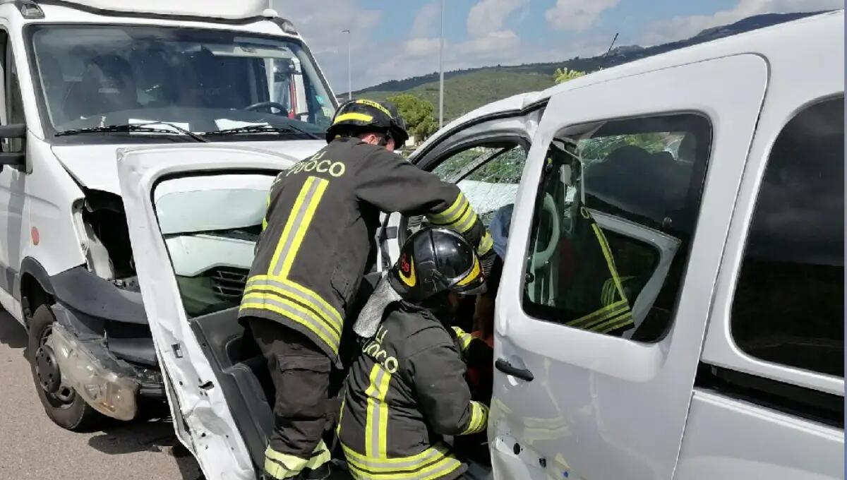 Violento scontro frontale tra un'auto e un furgone: due feriti gravi - 