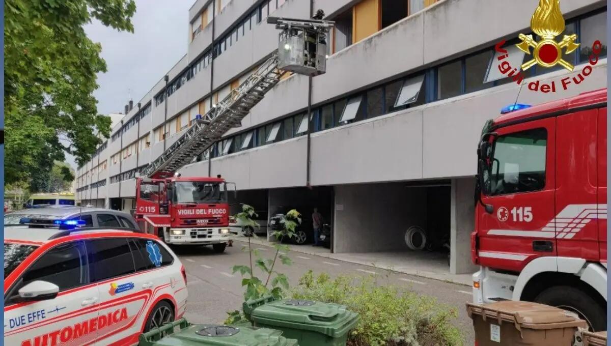Incendio in appartamento a Pordenone: una persona intossicata - 