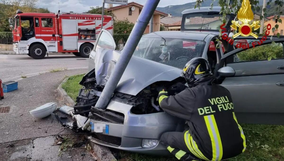 Sbanda con l'auto e si schianta contro un palo: ferito l'automobilista - 