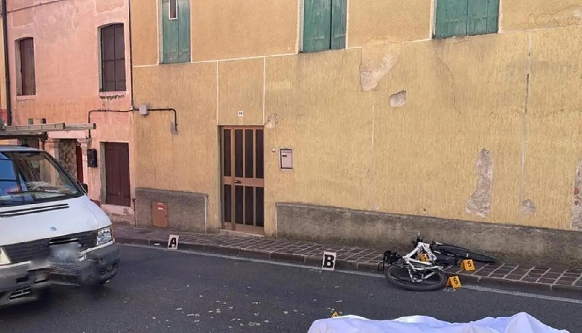 Ciclista evita lo scontro con un'auto, ma viene travolto e ucciso da un furgone - 