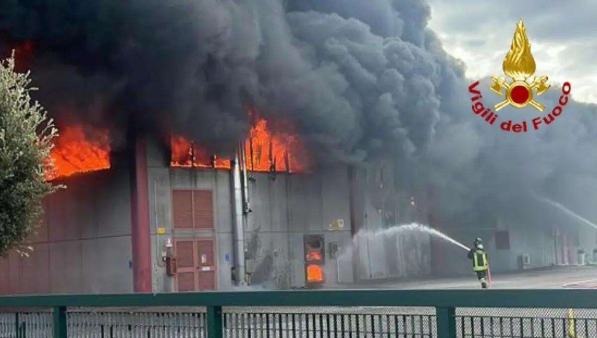 Maxi incendio alla Bottecchia: l'azienda di bici avvolta dalle fiamme - 