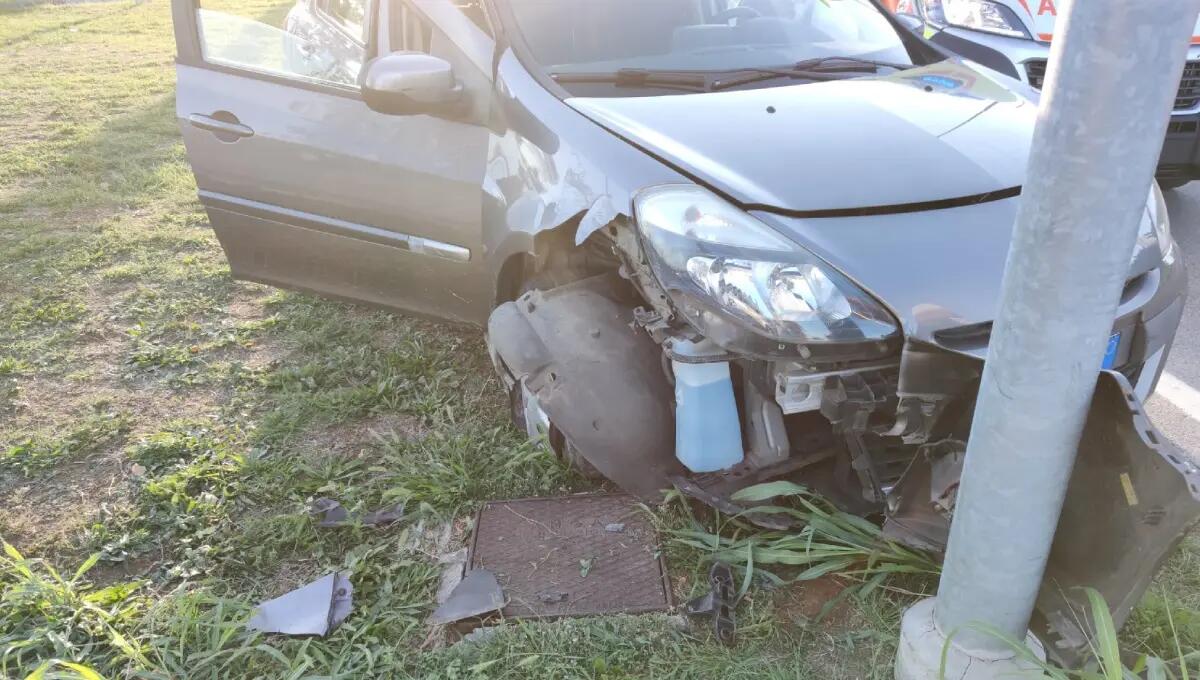 Sbanda e finisce con l'auto contro un palo: ferita una donna - 