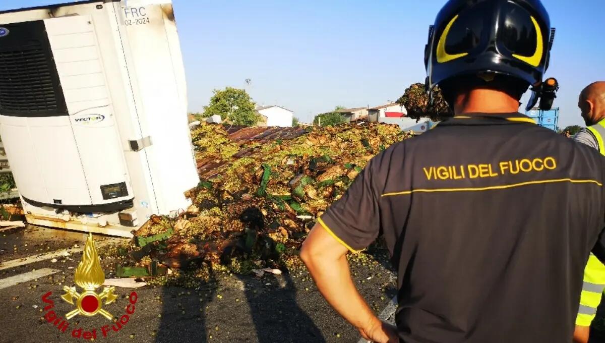 Tir a fuoco con 210 quintali di uva da tavola: strada chiusa - 