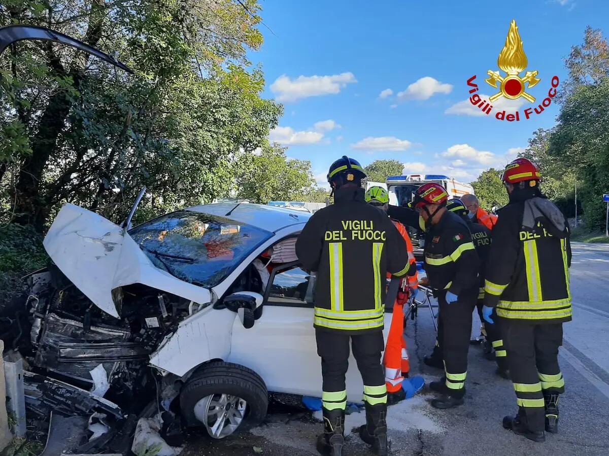 Perde il controllo dell'auto e si schianta rimanendo incastrato: gravissimo - 