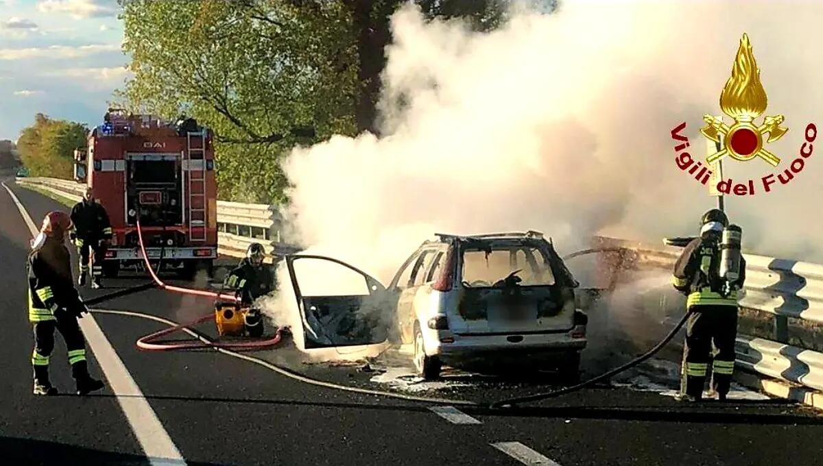 Fumo dal cofano, il conducente accosta sulla A28 e si salva - 