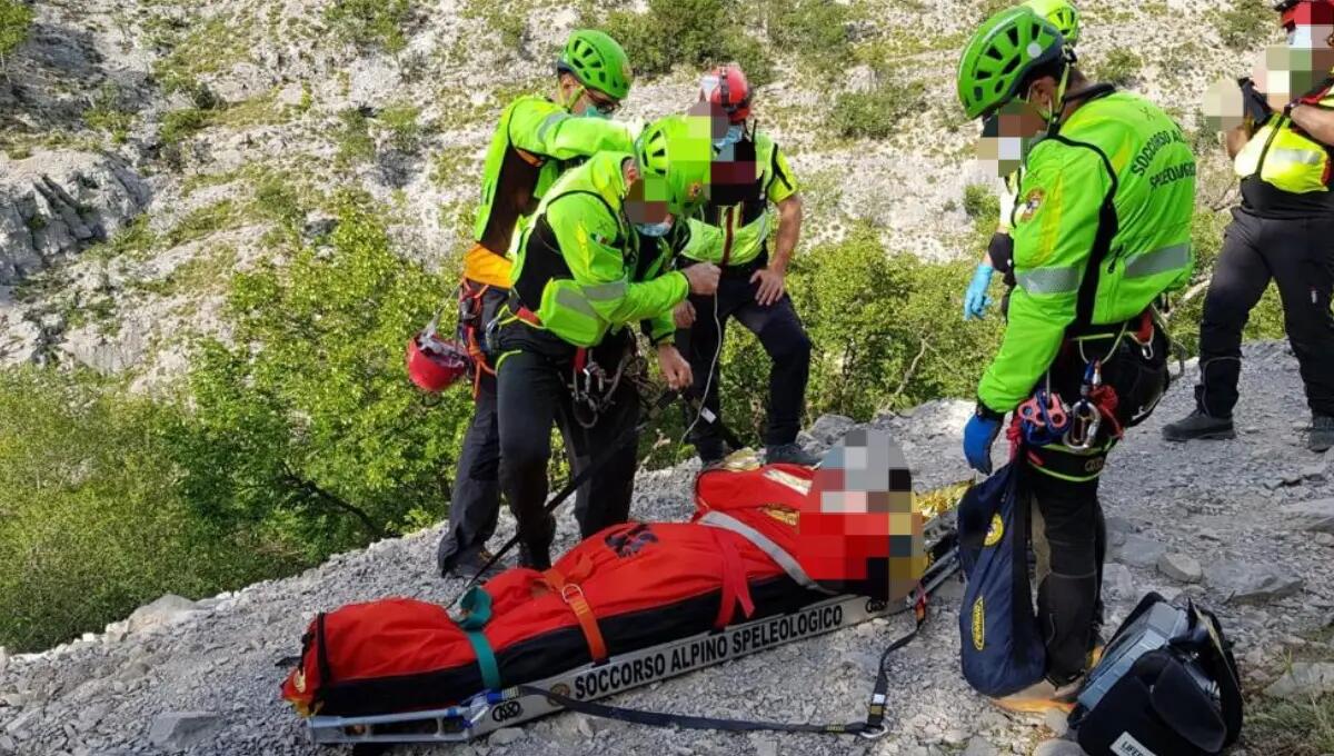 Fungaiolo 83enne ruzzola in una scarpata: è grave - 