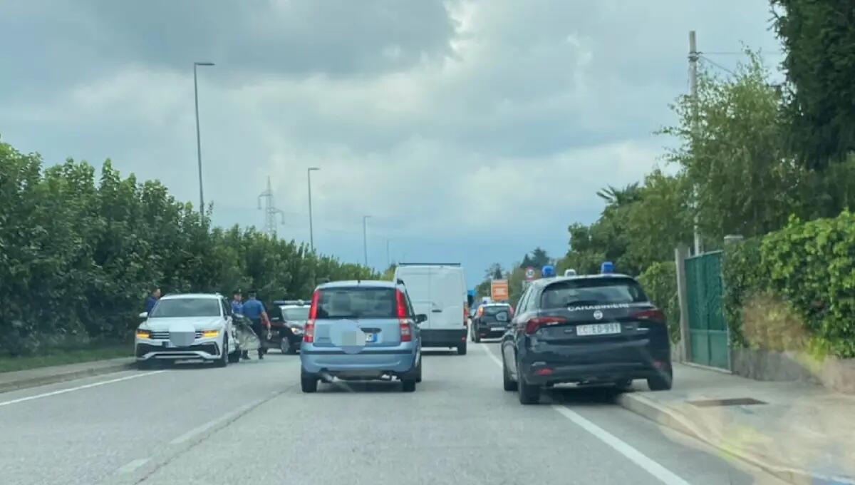 Si stacca il carrello e finisce contro un'auto: chiamata automatica ai soccorsi - 