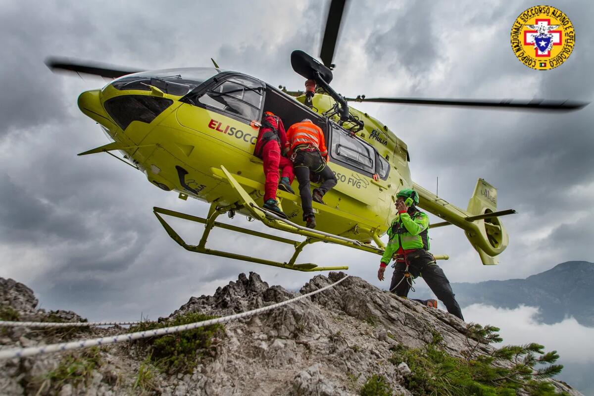Vola per 50 metri sul monte Verzegnis: escursionista salvo per miracolo - 