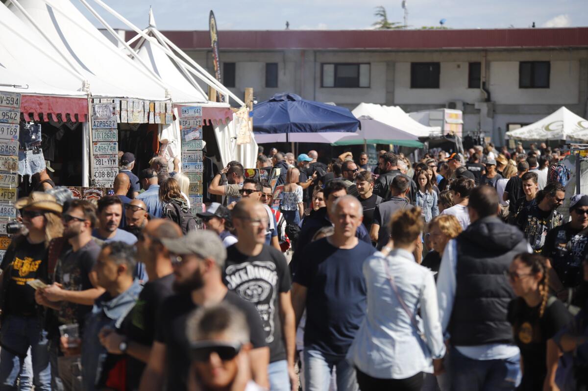 In migliaia a Lignano per l'Italian Bike Week, il grande pubblico dei motociclisti e degli appassionati - 