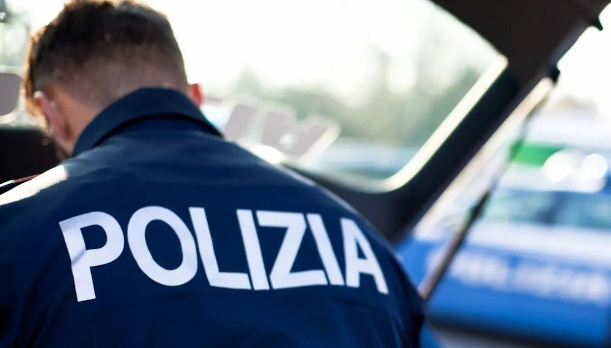 Bimbe lasciate in auto sotto il sole, salvate dalla polizia: mamma e zia denunciate per abbandono minori - 