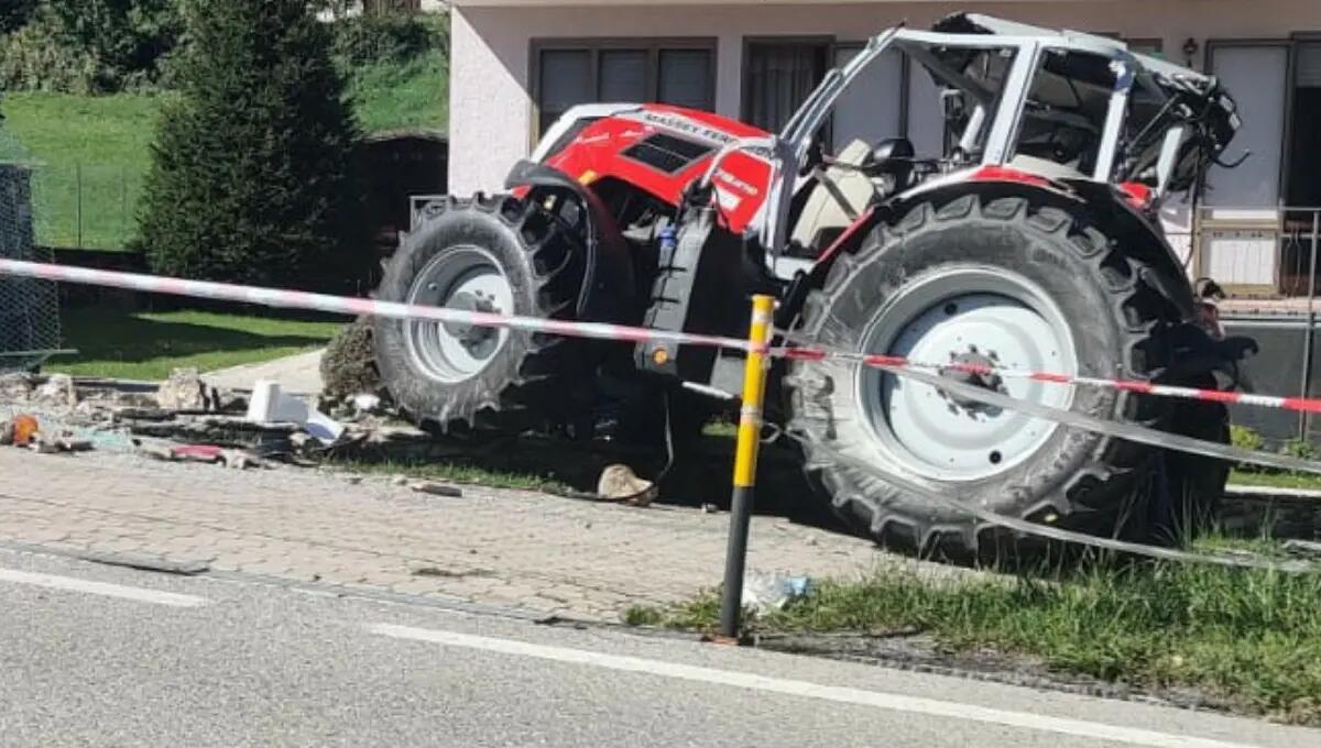 Trattore ribaltato: ubriaco il 23enne alla guida, il mezzo senza targa - 