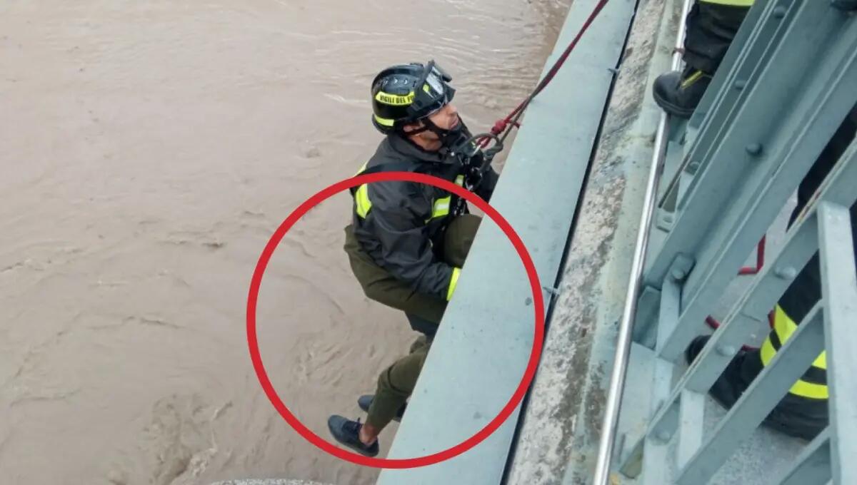 Tratto in salvo il 35enne bloccato sul pilone del ponte dopo la piena - 
