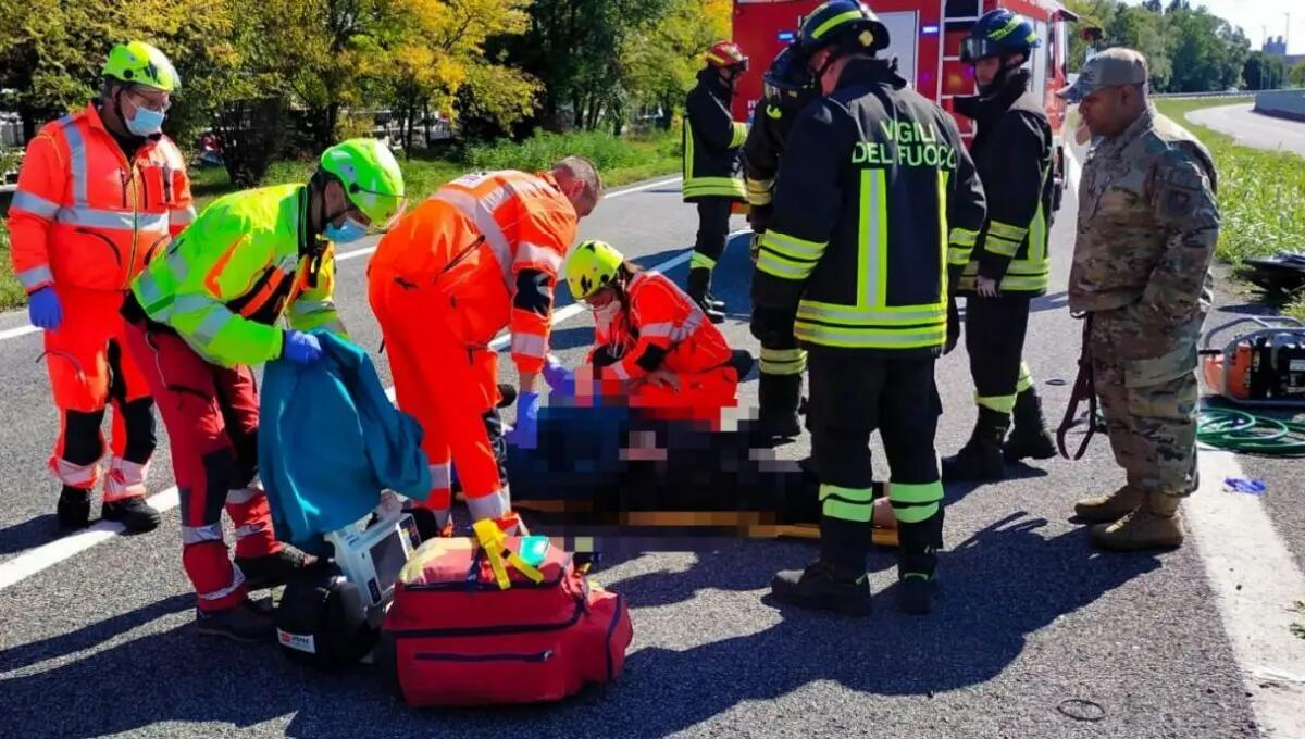Scontro frontale tra due auto: grave una 39enne, incastrata tra le lamiere - 