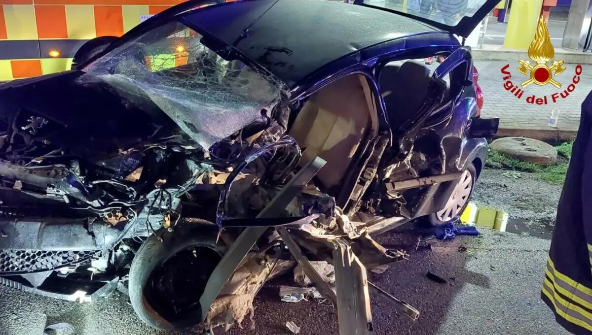 Violento frontale tra due auto: 43enne morto sul colpo - 