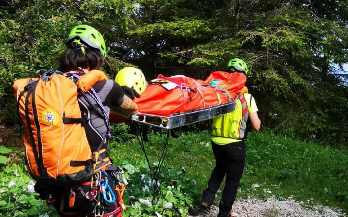 Anziana ciclista 78enne cade e si infortuna lungo la ciclabile Cortina - Dobbiaco: soccorsa - 