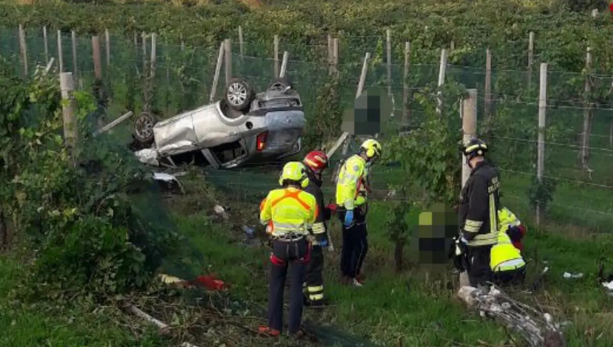 Finiscono con l'auto ribaltata nel vigneto: miracolati 5 giovani - 