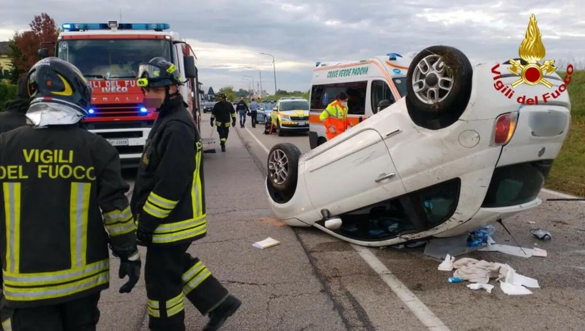 Perde il controllo dell'auto e finisce rovesciata: ferita una giovane - 