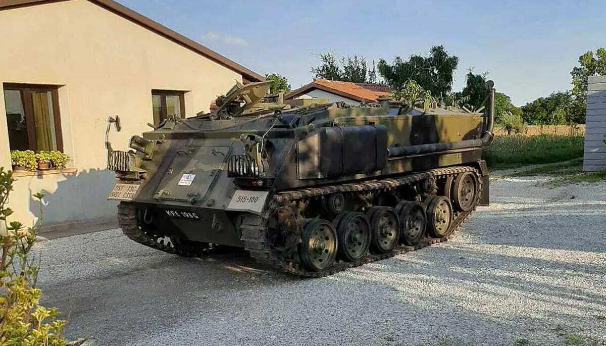 Semina il panico con il carro armato lungo le strade, ma è un mezzo a noleggio per una festa - 