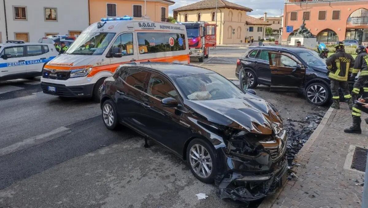 Violento scontro tra due auto a Pozzuolo del Friuli, una finisce contro il muro - 