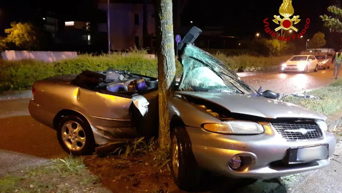 Si schianta con l'auto contro l'albero a Jesolo: 44enne gravissimo - 