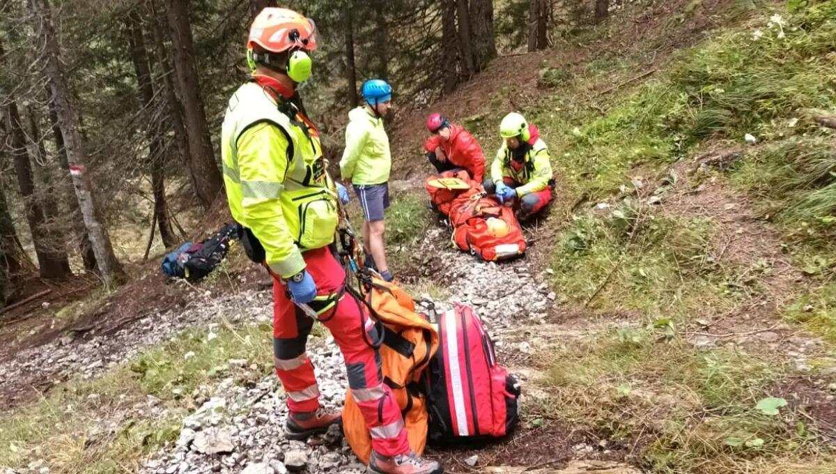 Cade e si frattura la tibia: soccorsa escursionista in Val Cimoliana - 